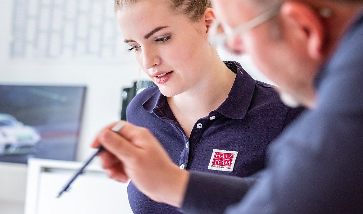 Foto Maximales Engagement und Fokus des Maklers