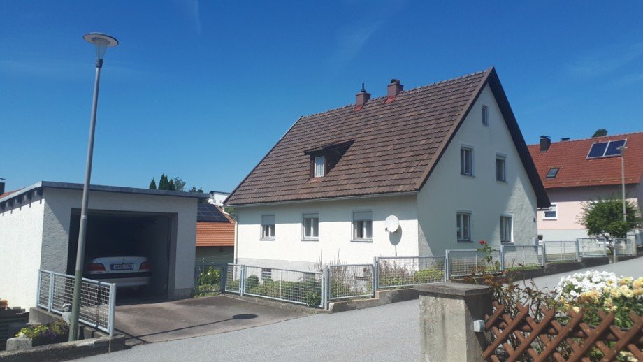 Hausansicht_Stellplatz_Garage Einfamilienhaus Freyung