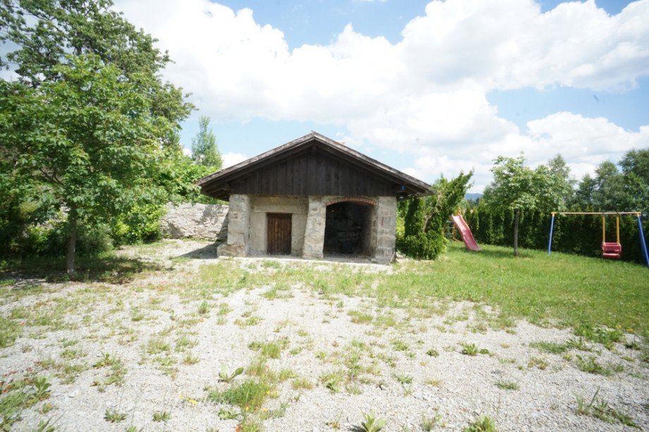Garten mit Backofen Gastronomie und Wohnung Neureichenau