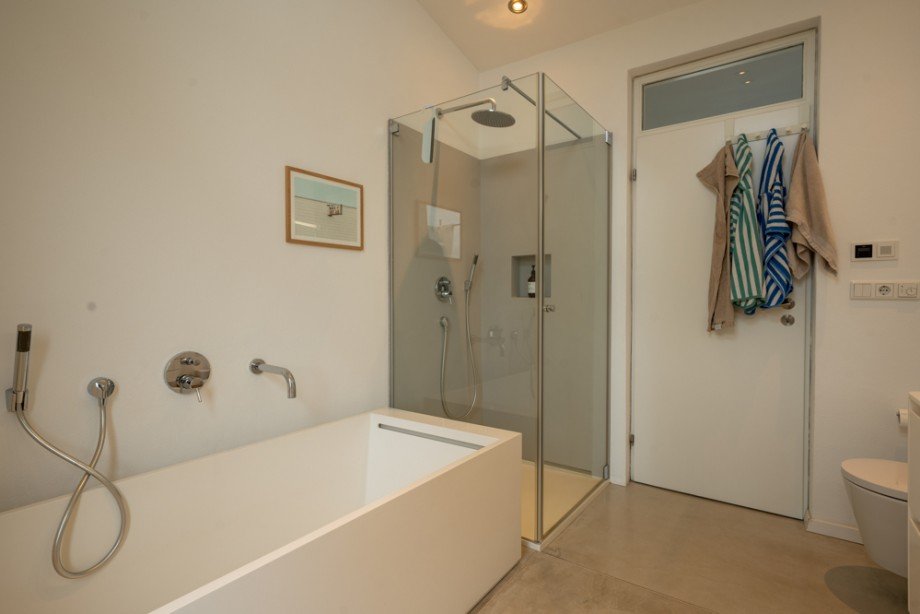 Badezimmer mit Badewanne und Dusche Einfamilienhaus Passau