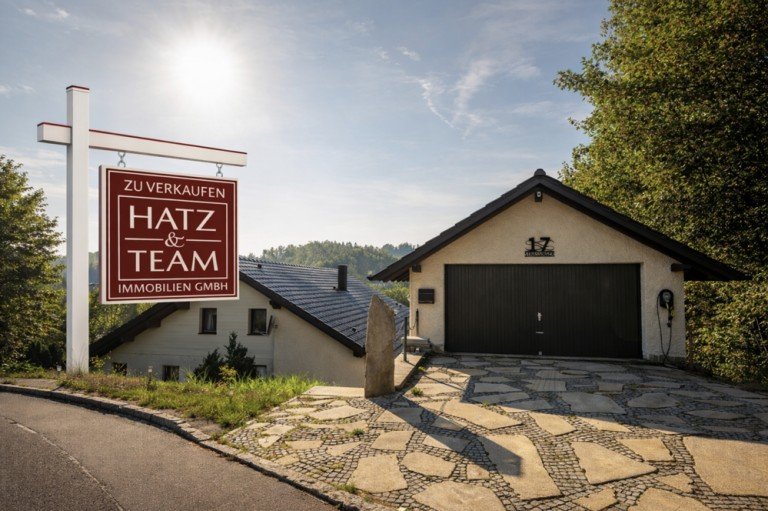 Hatz & Team Immobilien GmbH Hutthurm Einfamilienhaus Einziehen. Entspannen. Nebenkosten? Erledigt vom eigenen Chalet!