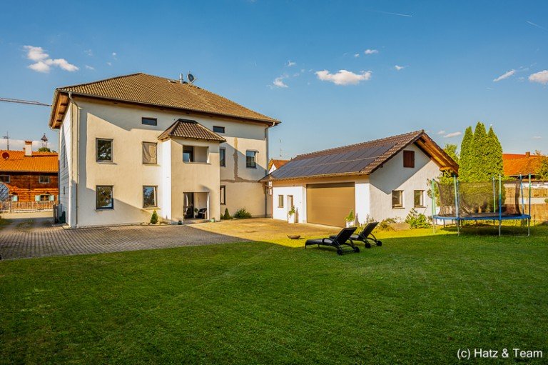 Hausansicht Aldersbach Einfamilienhaus Gro�z�giges Leben f�r die Familie im Gr�nen