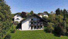 Au�enansicht, das Haus ist echt, die Wiese mit KI optimiert Wohnhaus mit Panoramablick - Airbnb - Chalet tr�gt einen Gro�teil der Finanzierung