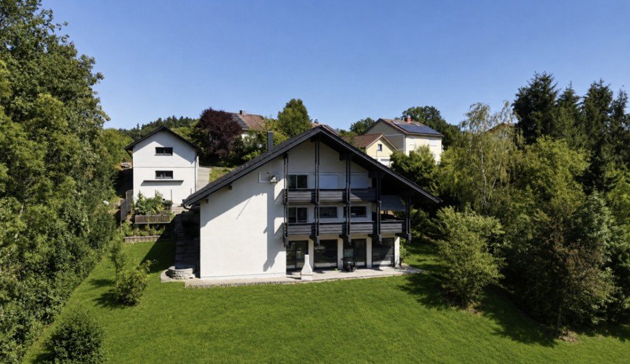 Au�enansicht, das Haus ist echt, die Wiese mit KI optimiert Einfamilienhaus Hutthurm