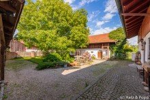 Innenhof Sch�ner Dreiseithof mit Reitplatz