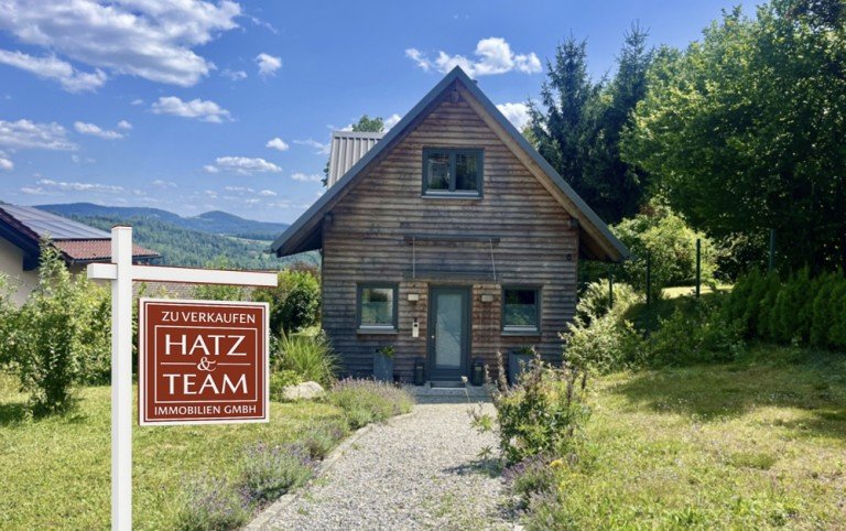Hatz & Team Immobilien GmbH Hauzenberg Chalet Reserviert! Stilvolles Chalet in erh�hter Lage mit traumhaftem Panoramablick �ber Hauzenberg!