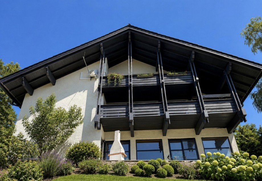 Au�enansicht, das Haus ist echt, die Wiese mit KI optimiert Einfamilienhaus Hutthurm