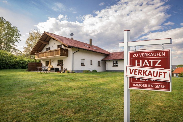 Hatz & Team Immobilien GmbH Tiefenbach Zweifamilienhaus Verkauft! Gepflegtes Zweifamilienhaus in l�ndlicher Lage n�he Tiefenbach!