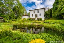 Hausansicht mit Gartenteich Leben wie im Garten Eden...