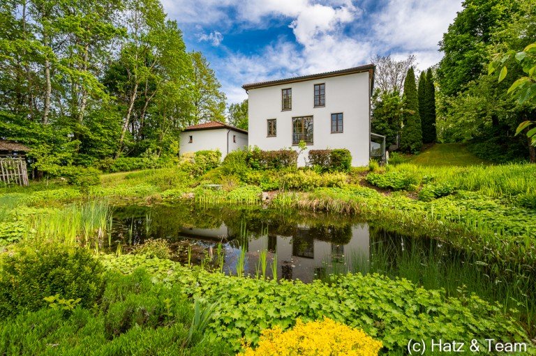 Hausansicht mit Gartenteich Aicha vorm Wald Einfamilienhaus Leben wie im Garten Eden...